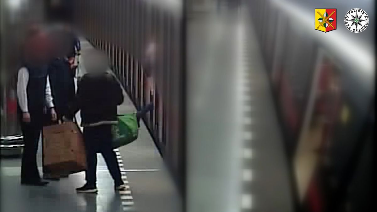 Útočník v metru pobodal muže. Policie hledá svědky
